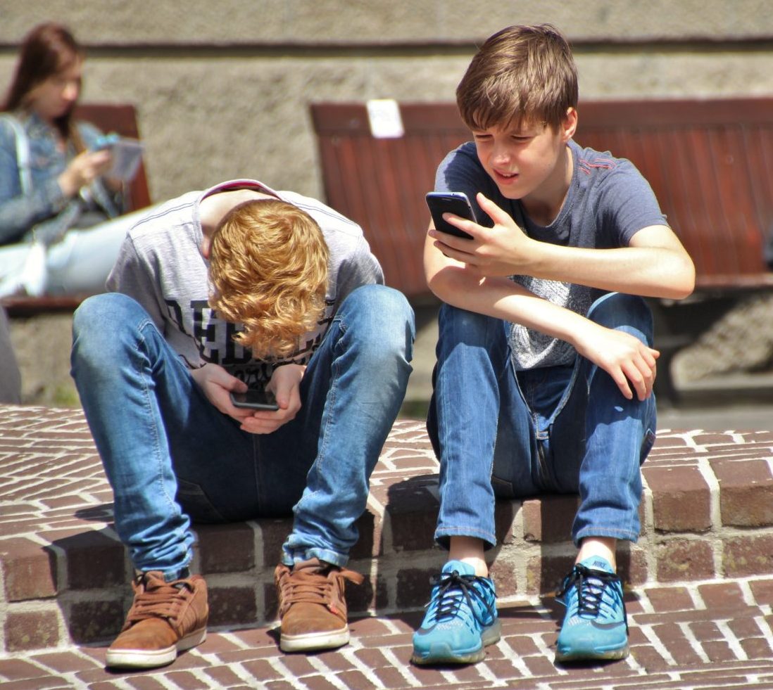 kids using smartphones